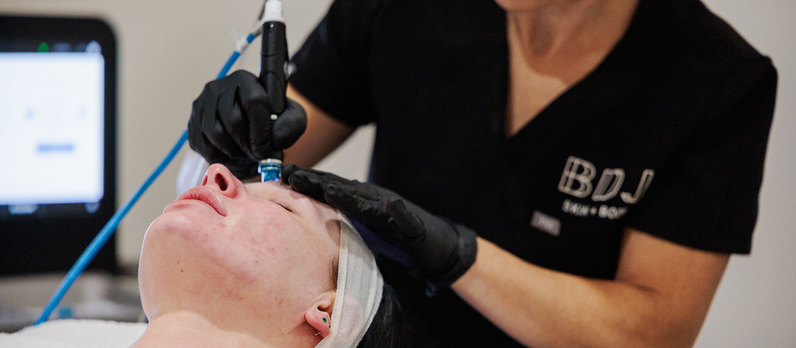 The Ultimate Guide to Hydrafacial: Immediate Glow & Structural Health